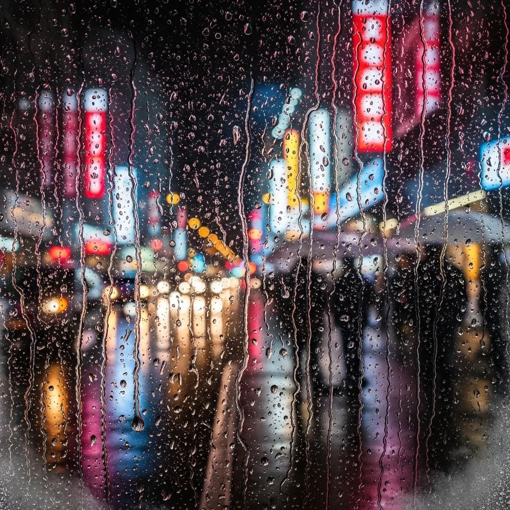 雨滴玻璃后的都市夜景